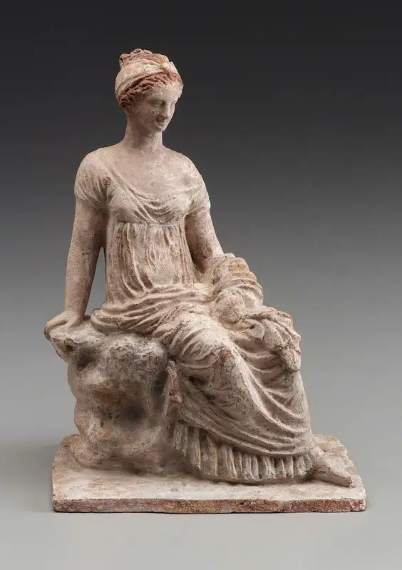 زنی نشسته روی صخره یونانی ، دوره هلنیستی ، قرن سوم قبل از میلاد. محل تولید تاناگرا، بویوتیا، یونان